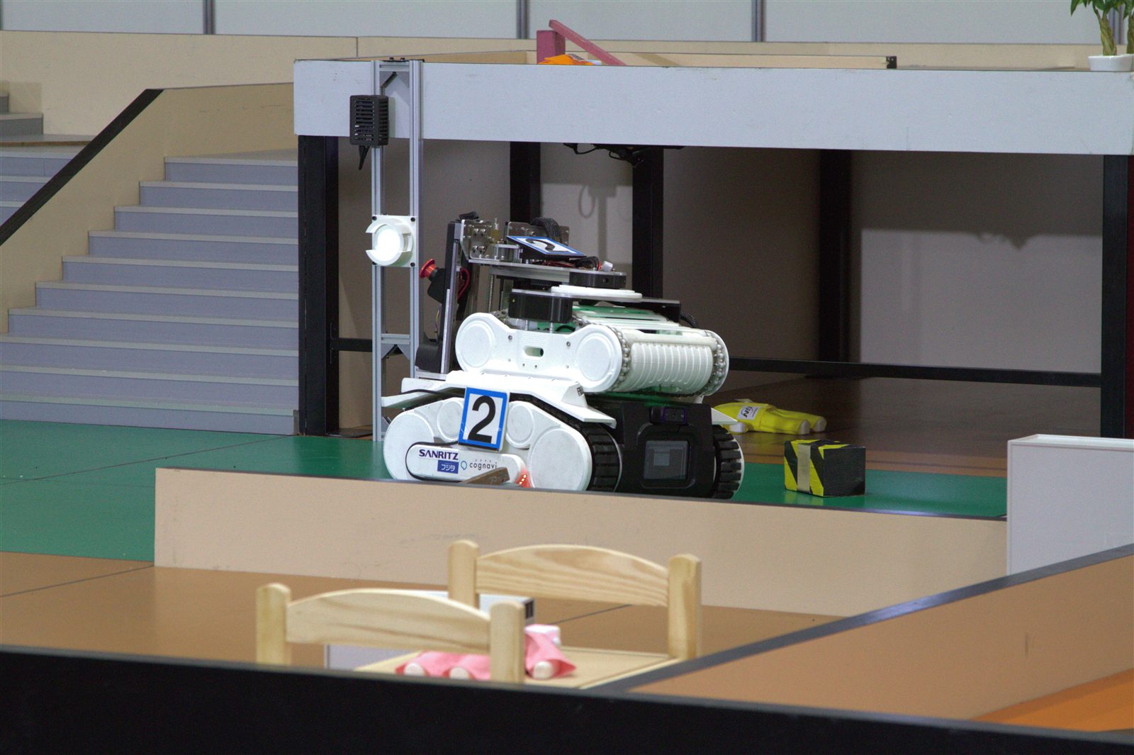 競技フィールドを走行する自作のクローラー型レスキューロボット